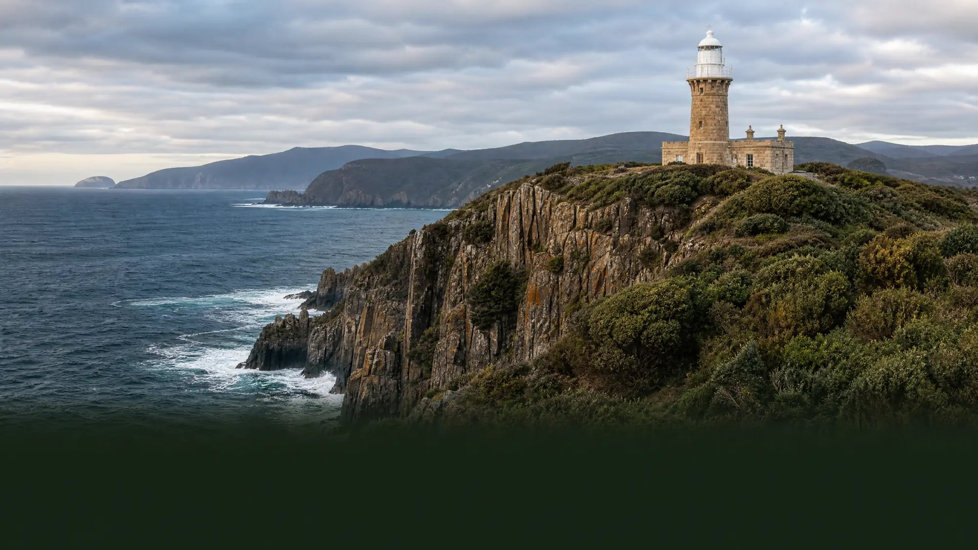 Le phare de Cape Bruny est une tour en pierre de 1836 située sur les falaises de dolérite du parc national de South Bruny. Il surplombe l'océan Austral sauvage.