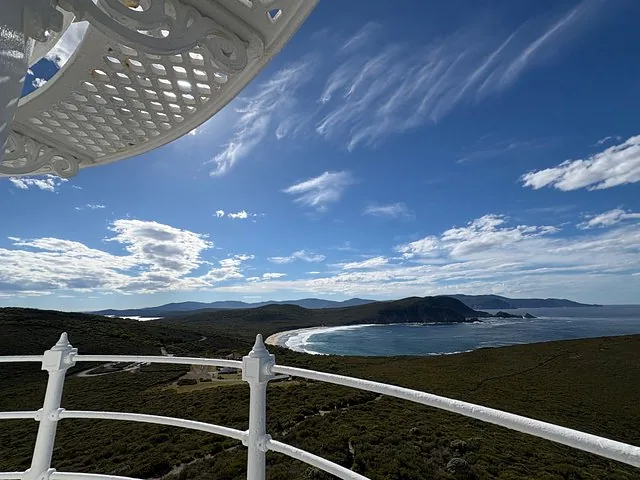 Vue sur le littoral et l'océan depuis le balcon du phare de Cape Bruny.