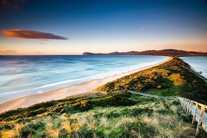 Wunderschöner Blick auf den Sonnenuntergang über The Neck, das North und South Bruny Island verbindet.