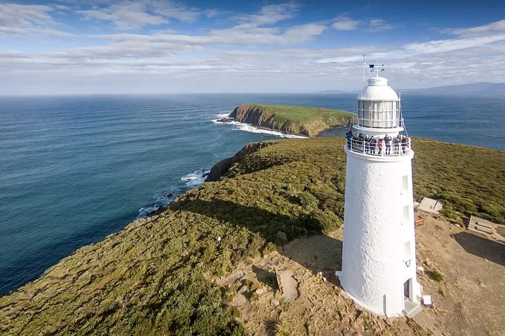 Luchtfoto van Cape Bruny Lighthouse met uitzicht op de oceaan en de ruige kustlijn.
